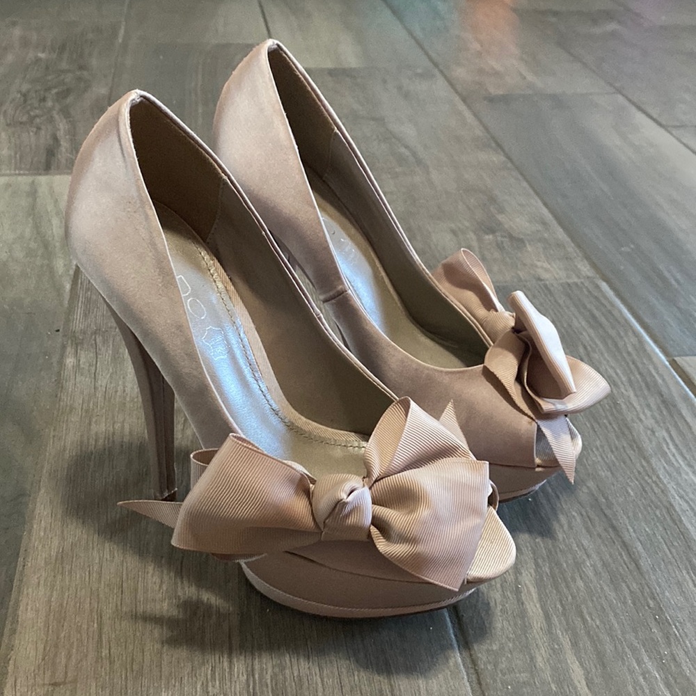 Nude ALDO bow open toe pumps. Unworn size 6.5.
